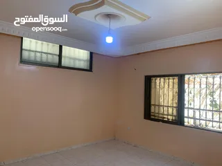  5 شقه شبه أرضي ضمن بيت مستقل التواصل عن طريق الواتساب فقط