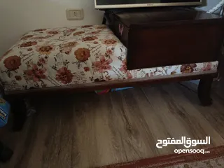  2 طقم كنب تركي للبيع 7 مقاعد وطاولة بوفيه جانبية مع طاولات سيكوريت