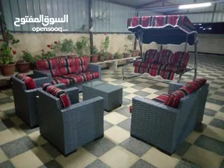  4 طقم راتان 5 مقاعد.     مع طاولة وسط  تتوفر جميع الالوان ويتوفر طقم سباعي ومراجيح