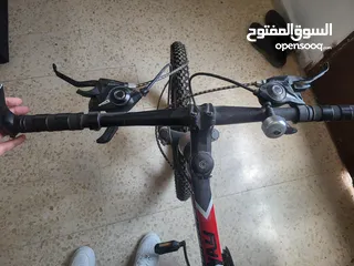  2 بسكليت (دراجه هوائيه) جنط 26 جبلي استعمال خفيف جدا مع هديه سكيت بورد صغير غير مستعمل ابدا