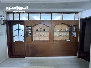  2 قاطع خشبي كبير مع باب (خشب سويد) والقاطع لاتيه للبيع القاطع او الباب لحال السعر قابل للتفاوض