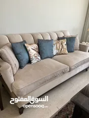  6 طقم كنب صالون بحالة ممتازة مع طاولات وسط و جانبيتين للبيع