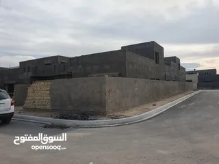  1 بيت غير مكتمل في مجمع الاحرار خلف ملعب مدينة البصرة
