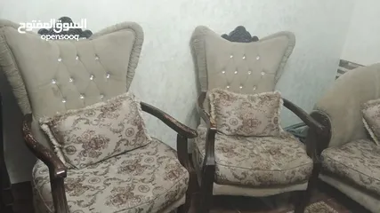  2 طقم كنب للبيع بحالة الجيدة مع 3 طاولات