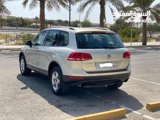  3 Volkswagen Touareg 2013 (Gold)