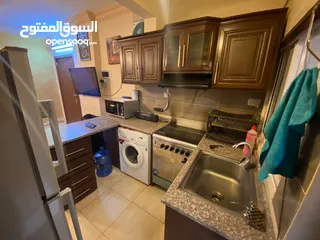  17 شقه مفروشه طابق ارضي مجهزة بالكامل غرفتين نوم وصاله ومطبخ وحمام وبرندة  شارع الجامعه طلاب اوطالبات