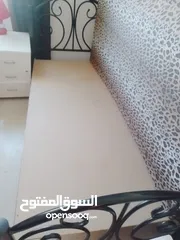  1 تخت حديد تقيل جدا تفصيل ومعه خشبه تفصيل