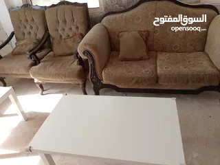  1 طقم كنبايات مستعمل للبيع مع طاولة بيضاء كبير و صغيرة عدد 2