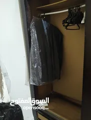  4 خزانة بنية مع كومودينة وشماعة