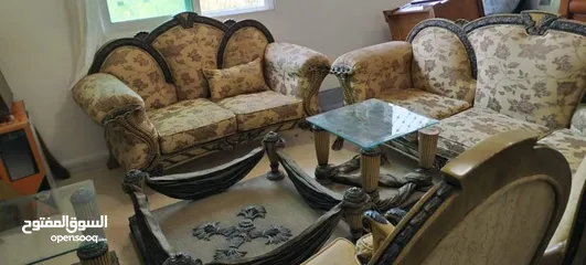  5 كنب مع طاولات بحالة ممتازة