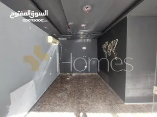  1 معرض تجاري مع ترس بموقع مميز للايجار في شارع مكة، بمساحة 20م