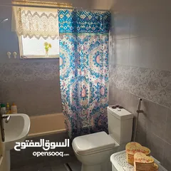  24 بيت طابقين في منطقه هادئه و مخدومه للبيع