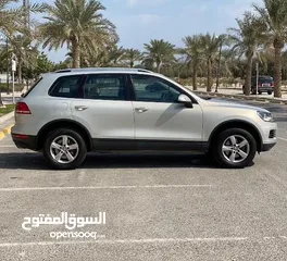  2 Volkswagen Touareg 2013 (Gold)