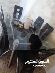  4 طاوله سفره لبيع جلد بس فيه نقرات على الكراسي