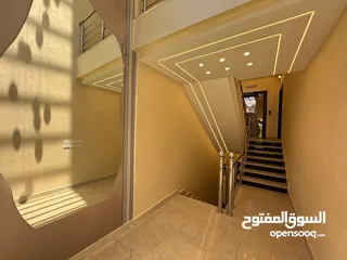  25 شقة لقطة للبيع شبه أرضي شارع المطار النخيل  شبه ارضي مساحة 183م وترس خارجي 170 م ومسبح خاص وكراج خاص