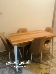  1 طاولة اكل شبه جديده