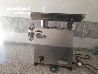  1 ماكنة فرم لحمة وكفتة بحالة ممتازة  للبيع