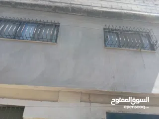  4 بيع منزل مكون من طابقين في مخيم عسكر القديم شارع العياده كل طابق مكون من 3 غرف وحمام وصالون