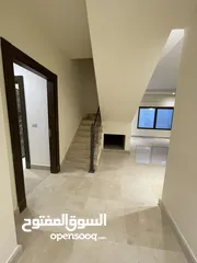  16 شقة طابقية مع روف للايجار في عبدون