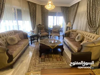  3 طقم كنب لغرفة ضيوف للبيع 2 ثنائية كبيرة 2 مفرده  مع طاولات وسط 2 جانبية لون بني
