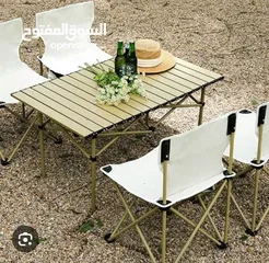  1 طقم طاولة المنيوم قابل للطي مع اربع كراسي خفيف الوزن متين طي سريع مناسب للتخييم حقيبة تخزين عملية