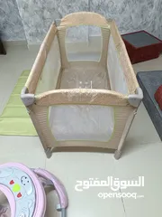  18 تخت بيبي نظيف جدا قابل للطي مثل ما هو وضح بالصور  عربايه مشي للاطفال تفتح وتسكر بحاله جيده جدا
