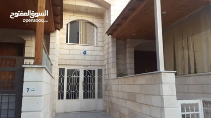  2 شقة بمنطقة الجادنز  بموقع خرافي بوسط المدينة قريبة  على جميع الخدمات بموقع مميز عى ثلاث مناطق مميزة