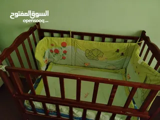  4 للبيع سرير بيبي بحالة ممتازة -