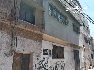  1 منزل مستقل مكون من طابقين مع سطح  في مخيم عسكر القديم  شارع العياده