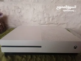  1 Xbox one s 1t للبيع مع بد اصلية و جميع اسلاكها