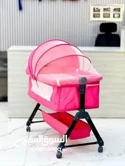  1 سرير اطفال وردي بحالة الوكاله