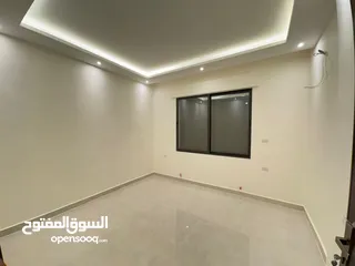  11 شقة طابق ثاني 150م من المالك تبعد 1كم عن طريق المطار