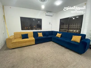  4 طقم كنب بألوان مميزة مع 3 طاولات هدية