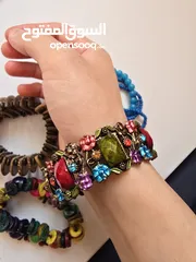  2 أساور خشب وواحدة حديد (بني أزرق ملون)