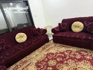  1 طقم كنب 9 مقاعد لون خمري مع سجادة بحالة ممتازة