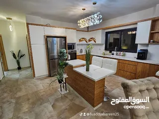  6 فيلا في اريحا  للبيع  مساحه  اللبيناء  100متر الا رض 400متر