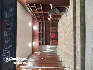  1 ديكور محل مستعمل عباره عن خزائن عدد5 . ورفوف زجاج وأعمدة تواجد عمان