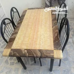  1 طاولة بسطح ستانليس ستيل مع 4 كراسي حديد – بحالة جيدة!