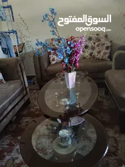  5 طقم كنب تركي 7 مقاعد+طاولة بوفيه جانبية وطقم طاولات سيكوريت 3 قطع شبه جديد للبيع لعدم توفر المساحة