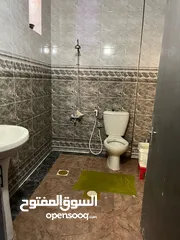  7 منزل عائلة مستقل طابق ثاني مدخل مشترك للبيع بسبب الرحيل مع عفش واثاث ومطبخ كامل