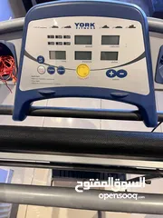  3 اثاث غرفة جلوس (7 مقاعد وبفة) وطاولات وسط وأدراج تلفزيون وتريد ميل، المعروض قابل للبيع بالطقم منفرد