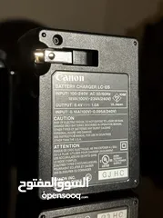  8 ‎كاميرا كانون 80d مع شاحنها وعدسة 50mm