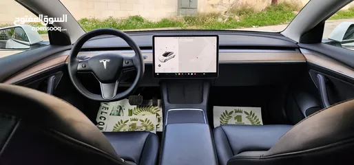  16 Tesla Model 3 -