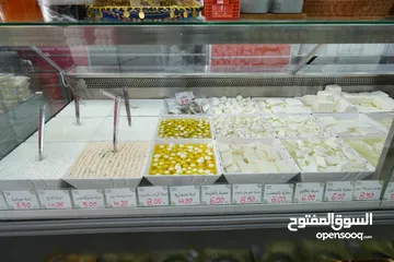  4 محل تجاري في موقع مميز وحيوي جدا للبيع