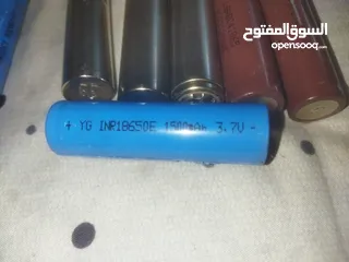  2 بطاريات ليثيوم 3.7ڤولت بحالة ممتازة جداً بحاجة إلى إعادة شحن و سعر الواحدة 10 بدل 20 اغتنموا الفرصة