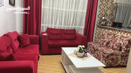  8 طاوله نص لون ابيض مع طقم مرافقات عدد 3