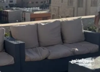  1 طقم راتان مكون من ثلاثية ومفردتين مع طاوله واحدة بحالة جيدة جدا التواصل على الرقم بالوصف