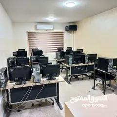  7 قاعات تدريب وتدريس ومختبر كمبيوتر للإيجار في موقع مميز في شارع الجامعة الاردنية