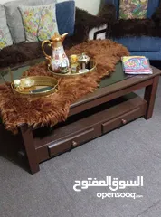  1 طاوله وسطيه خشب تقيل بحاله ممتازه السعر قابل للتفاوض