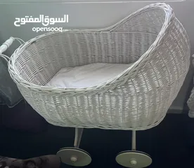  1 تخت بيبي متحرك باللون الافوايت مستعمل شبه جديد استعمال اسبوعين فقط